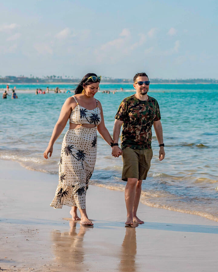 Juliana e Fábio caminhando na praia de Porto de Galinhas